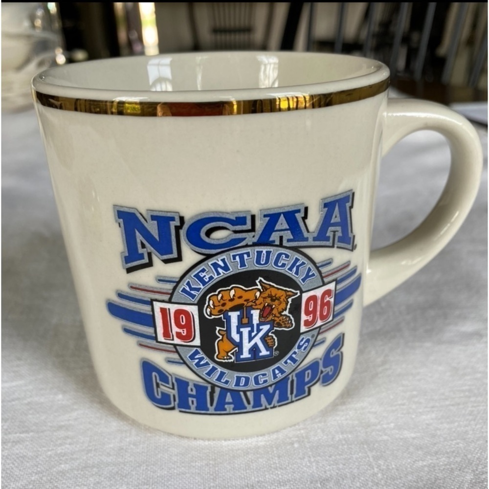 KENTUCKY~1996 NCAA CHAMPS~UK WILDCATS CUP~WHITE & KY BLUE~GOLD BAND ON RIM~G13